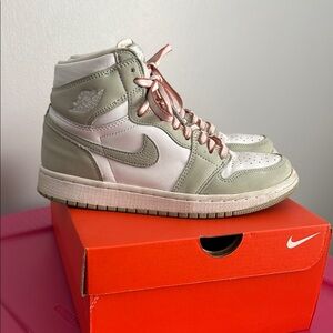 Nike Jordan 1 Retro High OG
Seafoam (Women's 7.5)